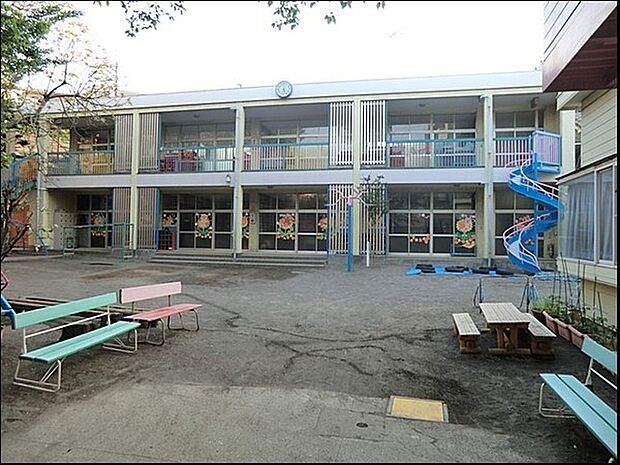 飯山幼稚園まで674m、飯山幼稚園では、保護者の方に毎日の送り迎えとお弁当をお願いしております。