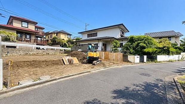 《前面道路》 ■道路とフラットな区画です。