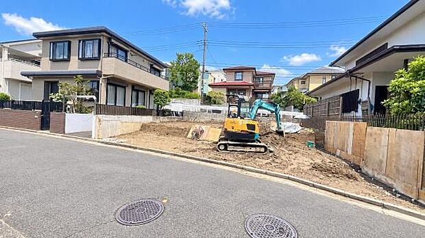 《外観》 ■青空の下、洗練されたデザインが輝く住まい。新しい暮らしを始めるのにふさわしい、光と風が心地よい空間です。