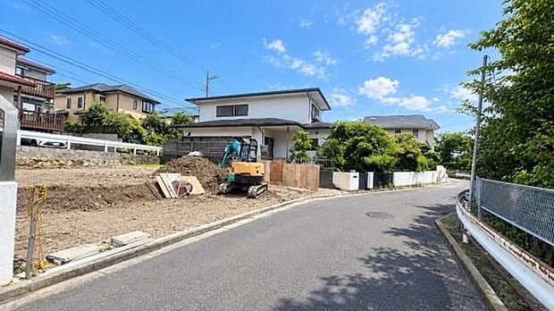 《外観》車通りも少ないため、落ち着いた雰囲気です。お子様がいらっしゃる方もご安心かと思います。