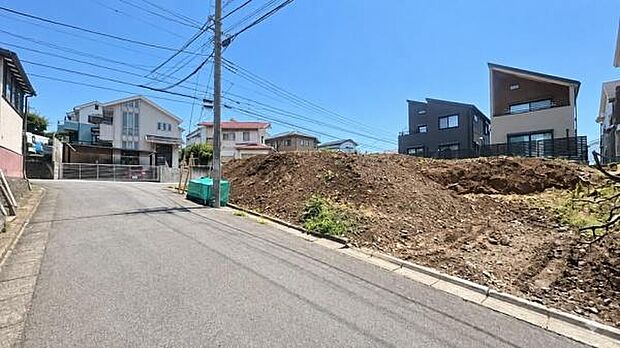 《前面道路》 ■「空」×「光」×「風」。開放感を具現化したような現地は、まさに「永住の地」としての選択肢です。
