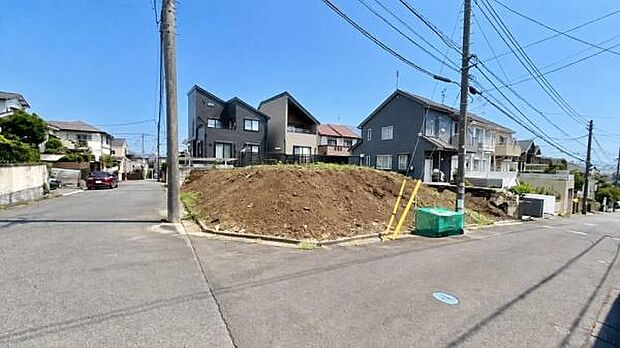 堂々とした佇まいからの余裕を感じさせる調和のとれたフォルムの外観。緑が豊かでどこかゆとりを感じさせてくれる佇まいなので、毎日の通勤・通学からの帰宅を温かく迎えてくれます。