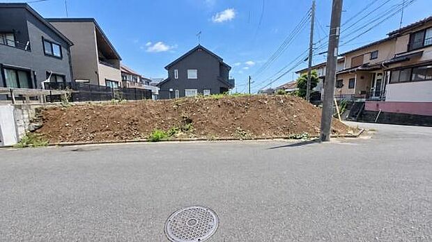 堂々とした佇まいからの余裕を感じさせる調和のとれたフォルムの外観。緑が豊かでどこかゆとりを感じさせてくれる佇まいなので、毎日の通勤・通学からの帰宅を温かく迎えてくれます。