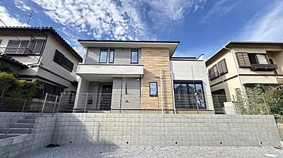 外観：《外観》　■機能性とデザイン性を兼ねそろえた理想の住まい。美しい外観やくつろぎの室内空間にふさわしい素材・形・色彩、上質感に満ちております。