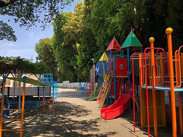 小山白ゆり幼稚園まで1071m、子供達の想像力、探求心、協調性、積極性、思いやりなど、人間形成に大切な能力が身につく様、自発的な遊びを中心に教育をする。