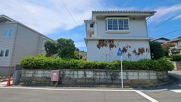 《外観》　■青空の下、洗練されたデザインが輝く住まい。新しい暮らしを始めるのにふさわしい、光と風が心地よい空間です。