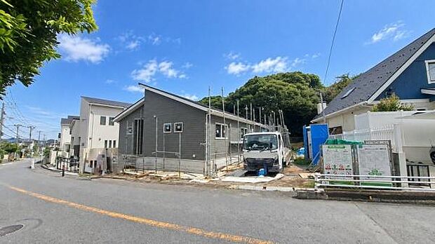 《外観》 機能性とデザイン性を兼ねそろえた理想の住まい。美しい外観やくつろぎの室内空間にふさわしい素材・形・色彩、上質感に満ちております。