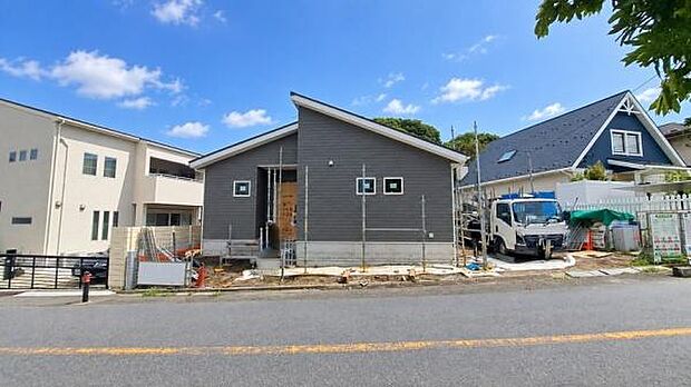 《前面道路》 ■「空」×「光」×「風」。開放感を具現化したような現地は、まさに「永住の地」としての選択肢です。