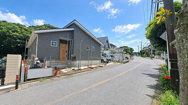 宅地と道路との高低差がなく敷地の間口が広くとれておりますので堂々とした佇まいのお住まいです!