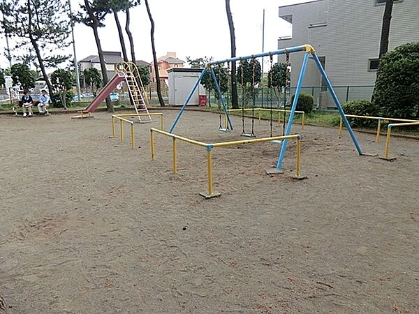 勘久公園まで532m、勘久公園は藤沢市にある住宅街の比較的広めな公園です。昭和後期につくられた。公園の設備には水飲み・手洗いがあります。