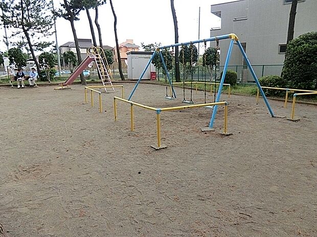 勘久公園まで532m、勘久公園は藤沢市にある住宅街の比較的広めな公園です。昭和後期につくられた。公園の設備には水飲み・手洗いがあります。
