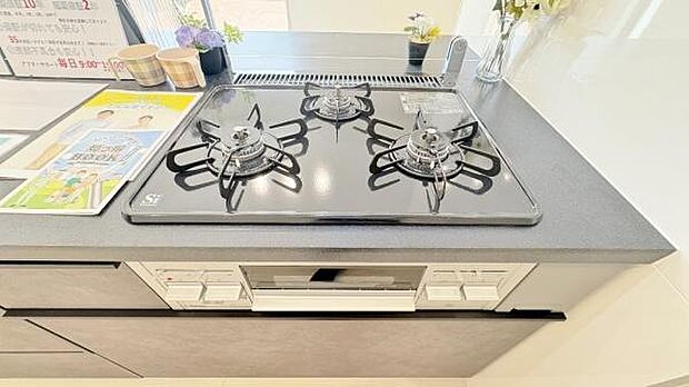 《三口ガスコンロ》 ■3つの炎が奏でる、心地よい暮らし。ビルトインガスコンロとグリルで、本格的な料理も思いのまま。明るく広々としたキッチンで、新しい日常を。