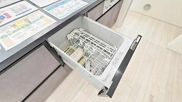 《食器洗い乾燥機》■食事後もゆっくり過ごせる食器洗い乾燥機を設置。手洗いよりもキレイに洗え、節水にもなります。