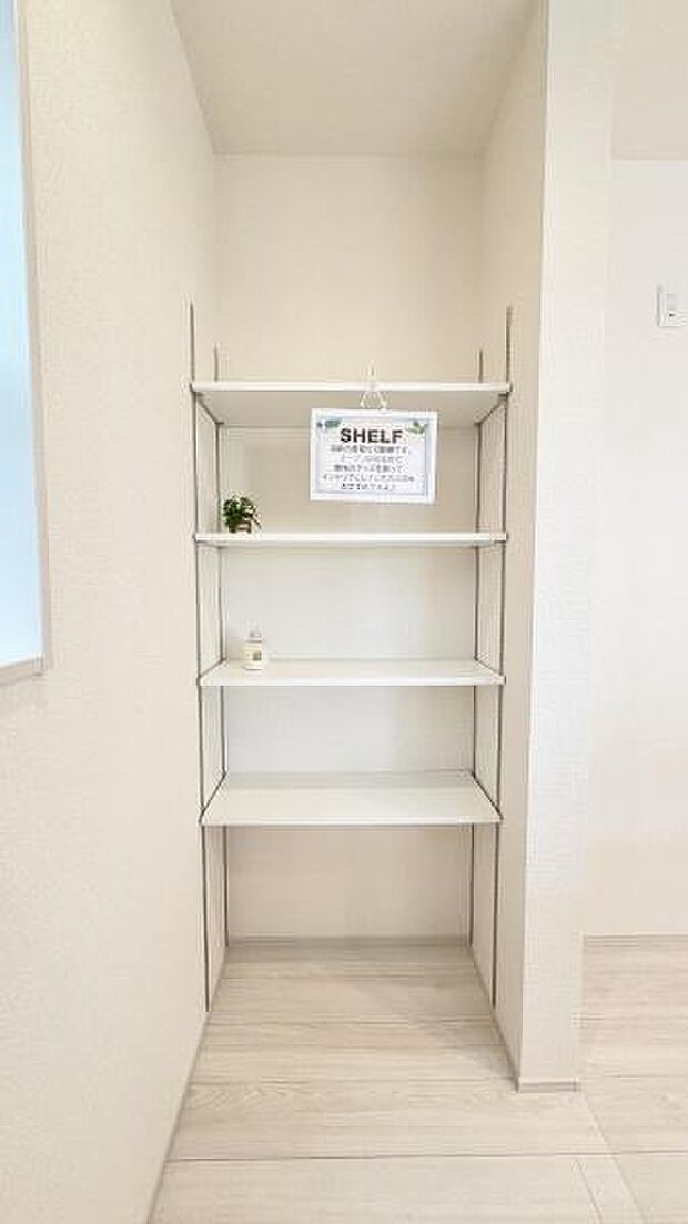 《収納》■キッチン横には小物収納スペースを設置。散らかりやすい小物をすっきり収納でき、いつでも整った室内を保てます。