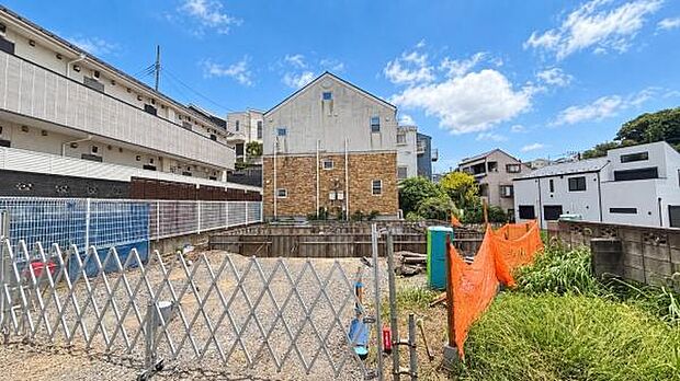 《外観》車通りも少ないため、落ち着いた雰囲気です。お子様がいらっしゃる方もご安心かと思います。