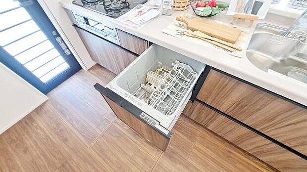 《食器洗い乾燥機》■食事後もゆっくり過ごせる食器洗い乾燥機を設置。手洗いよりもキレイに洗え、節水にもなります。