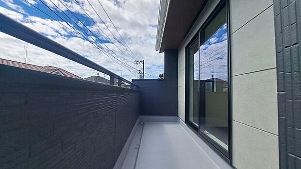 《バルコニー》 ■「青い空」と「白い雲」、「気分が晴れる場所」がここにあります。