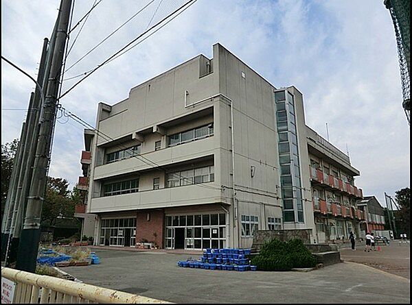 横浜市立山王台小学校まで1068m