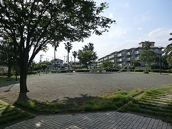 磯子峯第二公園まで683m、ベビーカーで入れます。遊具は、ブランコなど。きれいに整備された気持ちの良い空間で遊べます。
