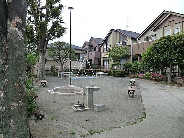 渡戸第二公園まで253m、ブランコや砂場がある小さな公園です。