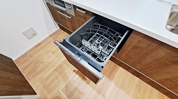 《食器洗い乾燥機》■食事後もゆっくり過ごせる食器洗い乾燥機を設置。手洗いよりもキレイに洗え、節水にもなります。