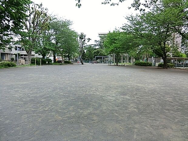 下瀬谷第四公園まで1635m、瀬谷さくら小学校の裏にあります。滑り台、ブランコあり。トイレなし。