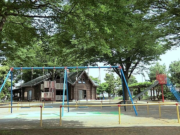 いずみ台公園まで1784m、ログハウスのある公園。雨でも元気いっぱい遊べる遊具や、絵本やパズルなど静かに遊べるおもちゃも揃っています。