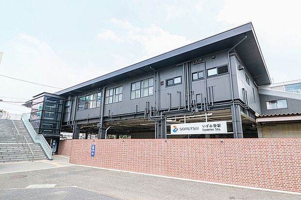 いずみ野駅まで1982m、相模鉄道いずみ野線の駅である。掘割の中に島式ホーム2面4線を持つ橋上駅舎である。