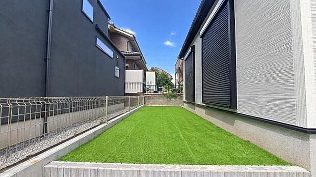 《庭》 ■子供のころに夢見た「庭付きマイホーム」。その夢が現実となるかもしれませんね。人目を気にせず開放的に家族でBBQパーティー。