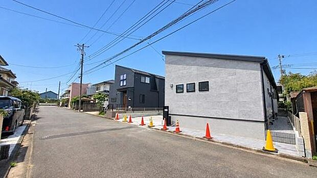 《外観》 一戸建ての多いエリア、静かで落ち着いた雰囲気。シンプルで美しいフォルム空気までクリーンになるような佇まい。心地よいライフスタイルが実現できるそんな予感。