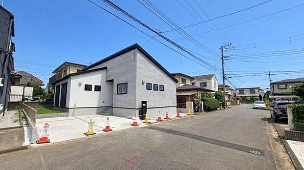宅地と道路との高低差がなく敷地の間口が広くとれておりますので堂々とした佇まいのお住まいです!