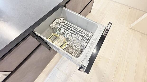 《食器洗い乾燥機》■食事後もゆっくり過ごせる食器洗い乾燥機を設置。手洗いよりもキレイに洗え、節水にもなります。