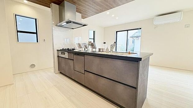 《システムキッチン》 ■採光豊かな明るい空間に広がる、スタイリッシュな対面キッチン。対面式だからリビングとの一体感で、家族との会話を楽しみながら料理できる。食卓を囲む時間が、より豊かに彩られる。