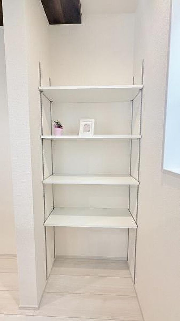 《収納》■キッチン横には小物収納スペースを設置。散らかりやすい小物をすっきり収納でき、いつでも整った室内を保てます。