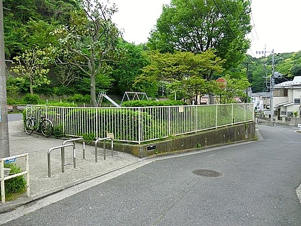 六浦二丁目第三公園まで1015m、住宅街の十分な広さの公園です。きれいに整備された気持ちの良い空間で遊べます。