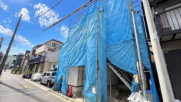《前面道路》 道路と敷地はフラットな地形です。