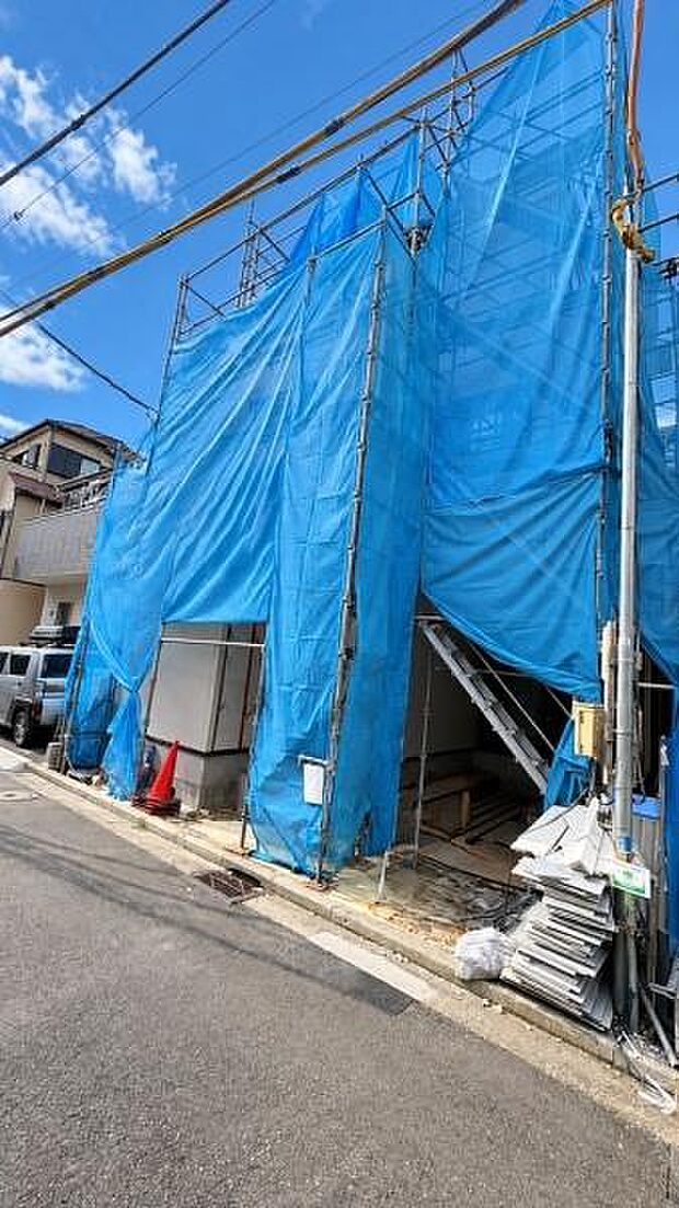 《外観》 青空の下、洗練されたデザインが輝く住まい。新しい暮らしを始めるのにふさわしい、光と風が心地よい空間です。