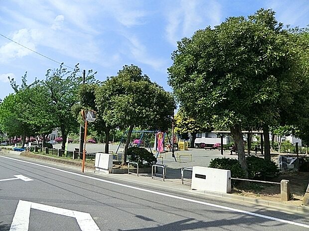 杉田大谷第ニ公園まで725m、複合遊具、砂場、鉄棒、ブランコがあります。広場は小さめです。