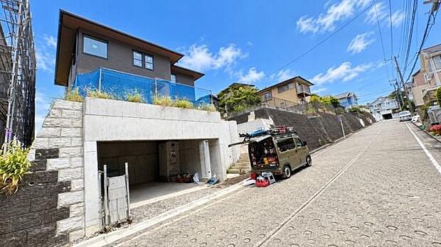 《前面道路》 ■家族みんなが落ち着ける場所。明るい空間で心も暖か、朝から爽やかな気分。寝る時も包みこまれるようにふんわりと。家にいることが心と体に優しい暖かな暮らし。