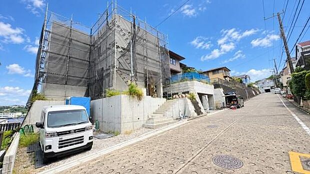 《前面道路》　■家族みんなが落ち着ける場所。明るい空間で心も暖か、朝から爽やかな気分。寝る時も包みこまれるようにふんわりと。家にいることが心と体に優しい暖かな暮らし。