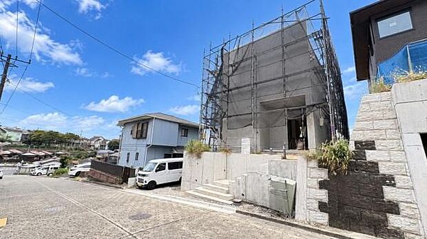 《前面道路》　「空」×「光」×「風」。開放感を具現化したような現地は、まさに「永住の地」としての選択肢です。