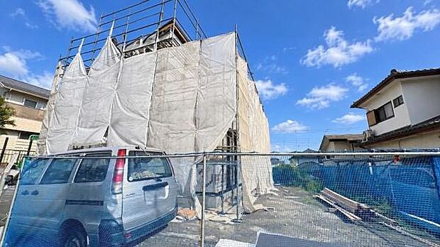 《外観》 青空の下、洗練されたデザインが輝く住まい。新しい暮らしを始めるのにふさわしい、光と風が心地よい空間です。