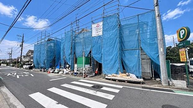 《前面道路》 道路と敷地はフラットな地形です。