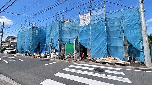 《外観》 青空の下、洗練されたデザインが輝く住まい。新しい暮らしを始めるのにふさわしい、光と風が心地よい空間です。
