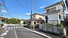 その他：《前面道路》　「空」×「光」×「風」。開放感を具現化したような現地は、まさに「永住の地」としての選択肢です。