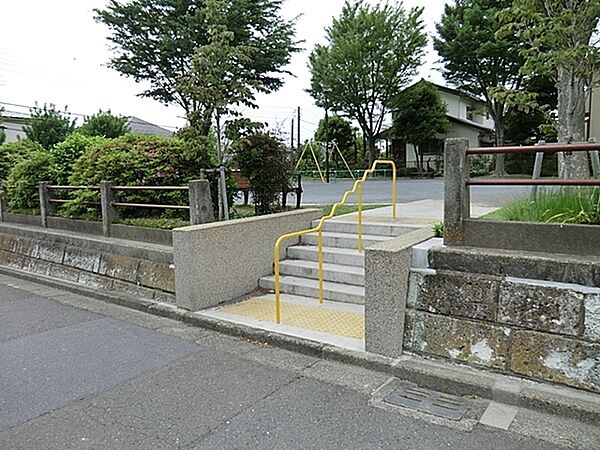 西柴第三公園まで593m、きれいに整備された気持ちの良い空間で遊べます。