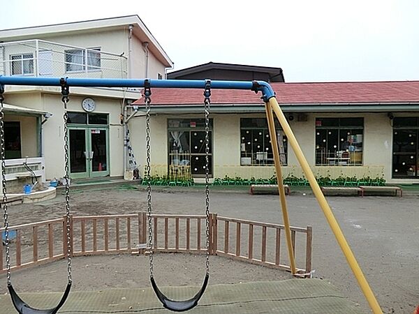 子供の園幼稚園まで544m、教育の質にこだわりを持っていて、造形の時間でも絵や粘土だけでなく染物をしたり陶芸をしたり様々な授業が行われています。
