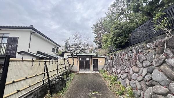 さわやかな風が渡りたっぷり陽光がふりそそぐ立地。