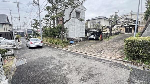 《前面道路》■現地は前面道路と高低差のない開放的な佇まい。