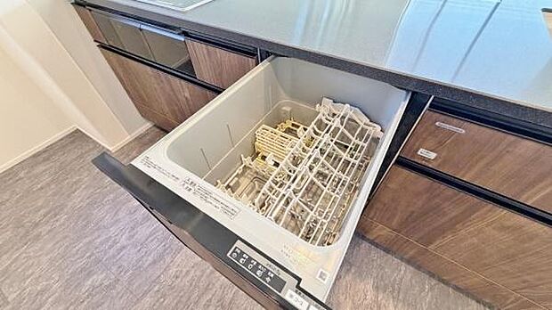 《食器洗い乾燥機》■食事後もゆっくり過ごせる食器洗い乾燥機を設置。手洗いよりもキレイに洗え、節水にもなります。